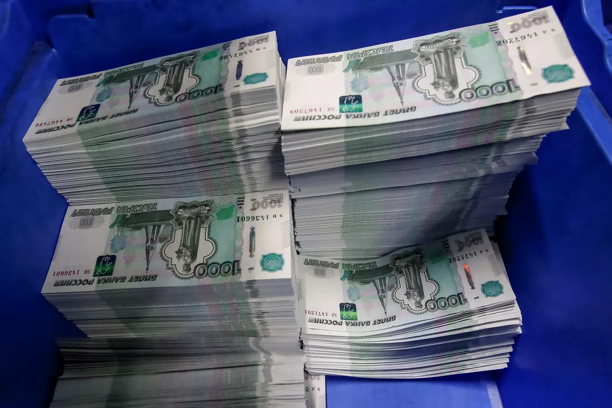 Russian Billionaires Move Billions Abroad Amid Growing Economic Fears: Report
