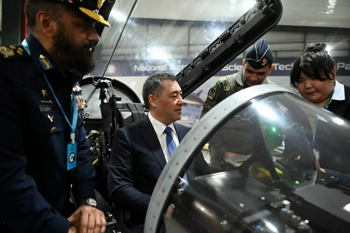 Kyrgyz President Reviews High-Tech Military Expo in Pakistan