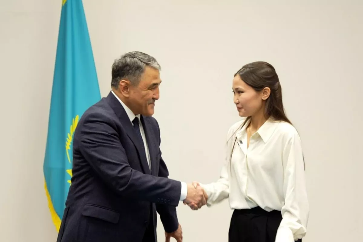 Kazakh Schoolgirl Creates Device to Harvest Water from Air