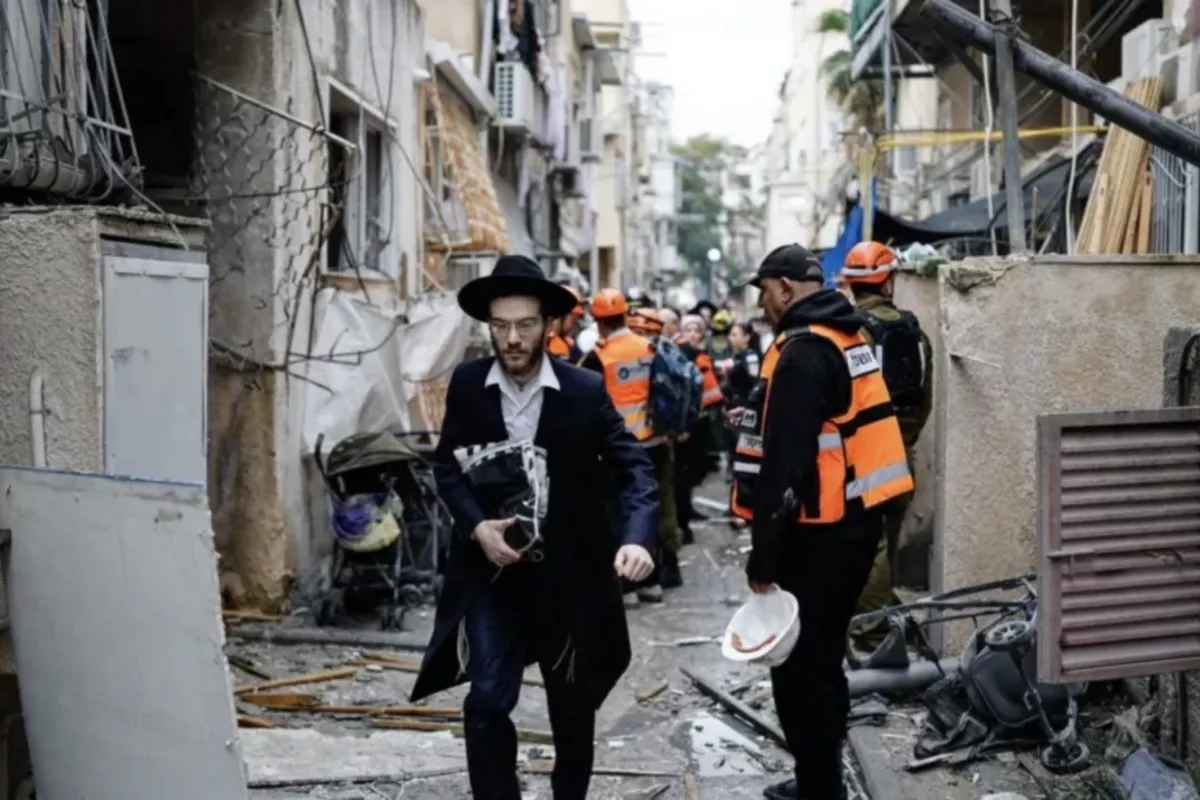 Iranian Missile Strike Hits 17 Locations in Tel Aviv