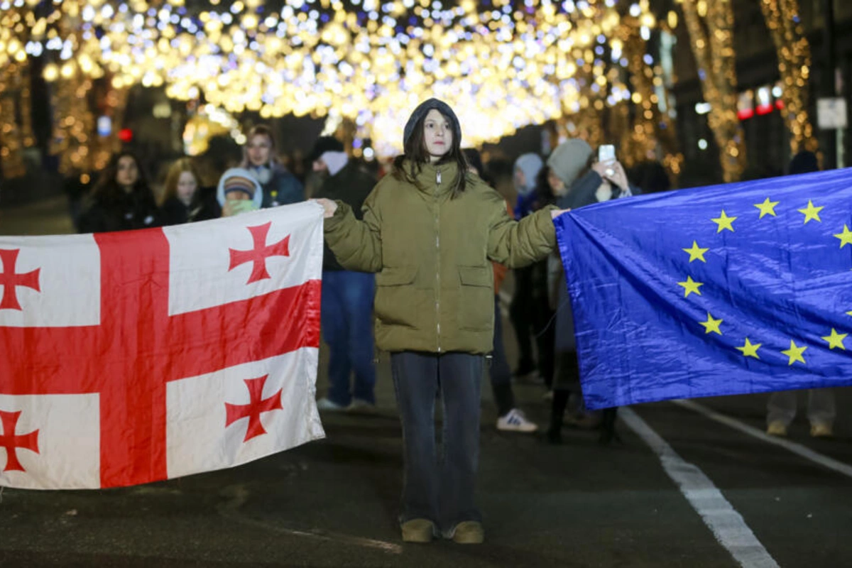 Thousands of Georgians Form Human Chains in Support of EU Membership Amid Ongoing Protests