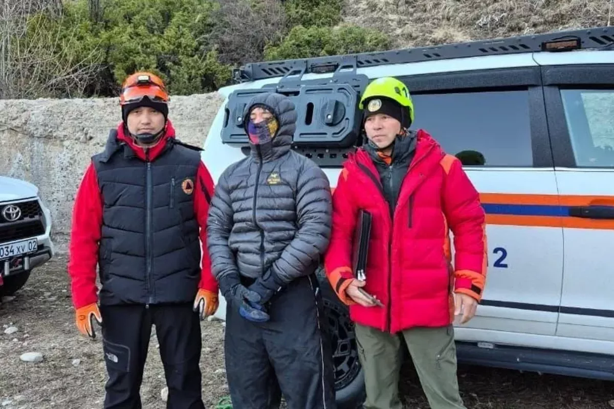 Kazakh Rescuers Find Lost Tourist High in Mountains at 4,300 Meters