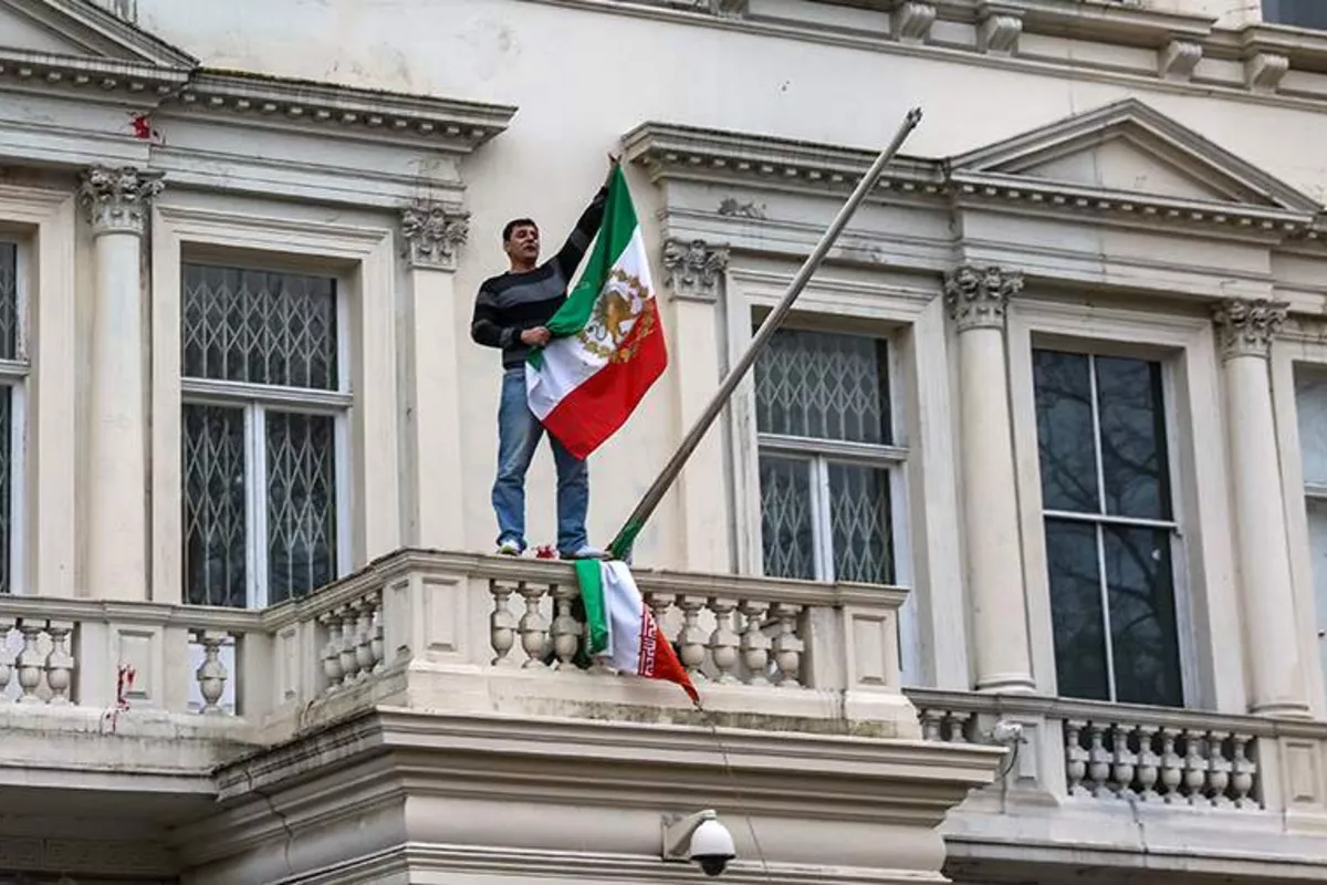 Protester Replaces Iranian Flag at Embassy in London