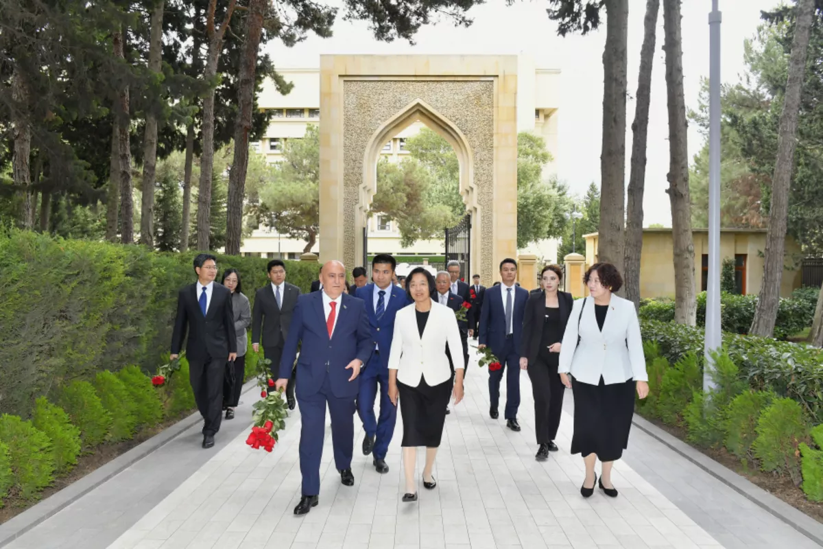 Chinese Delegation Honors National Leader Heydar Aliyev and Azerbaijani Martyr