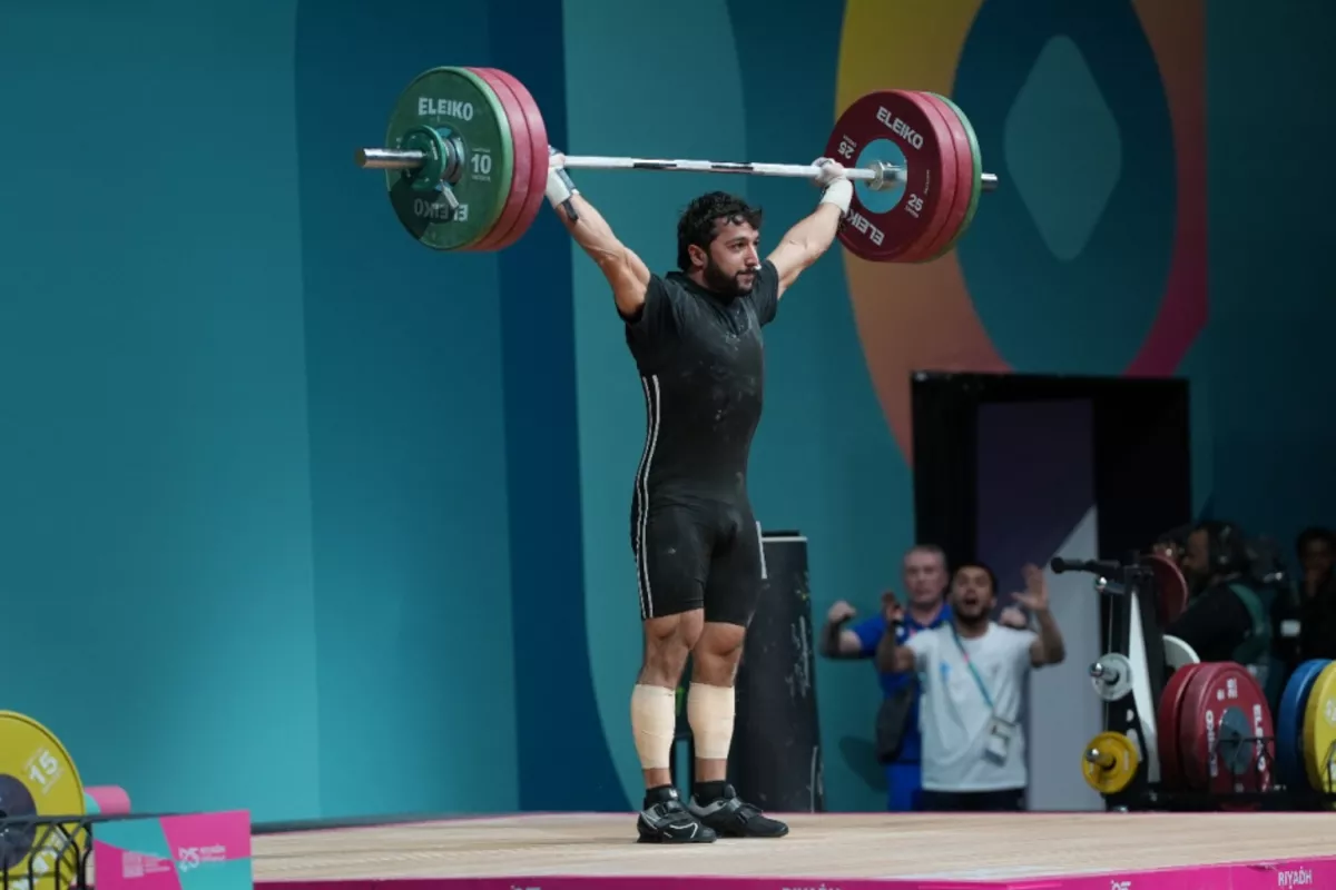 Azerbaijani Weightlifter Earns Three Medals at Islamic Games