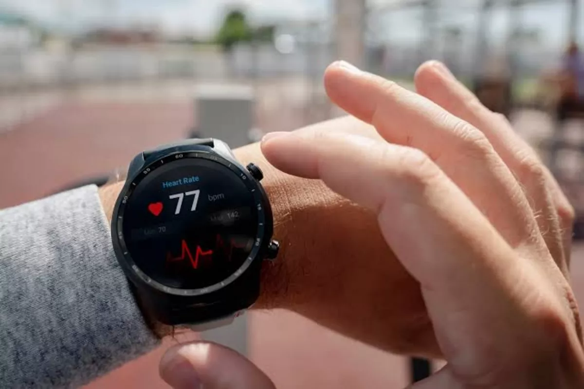 Iranian Officials Face Criticism Over Smartwatch Use Amid Security Concerns