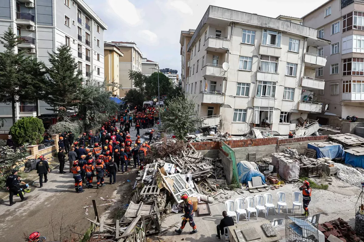 At Least 2 Dead After Building Partially Collapses in Istanbul