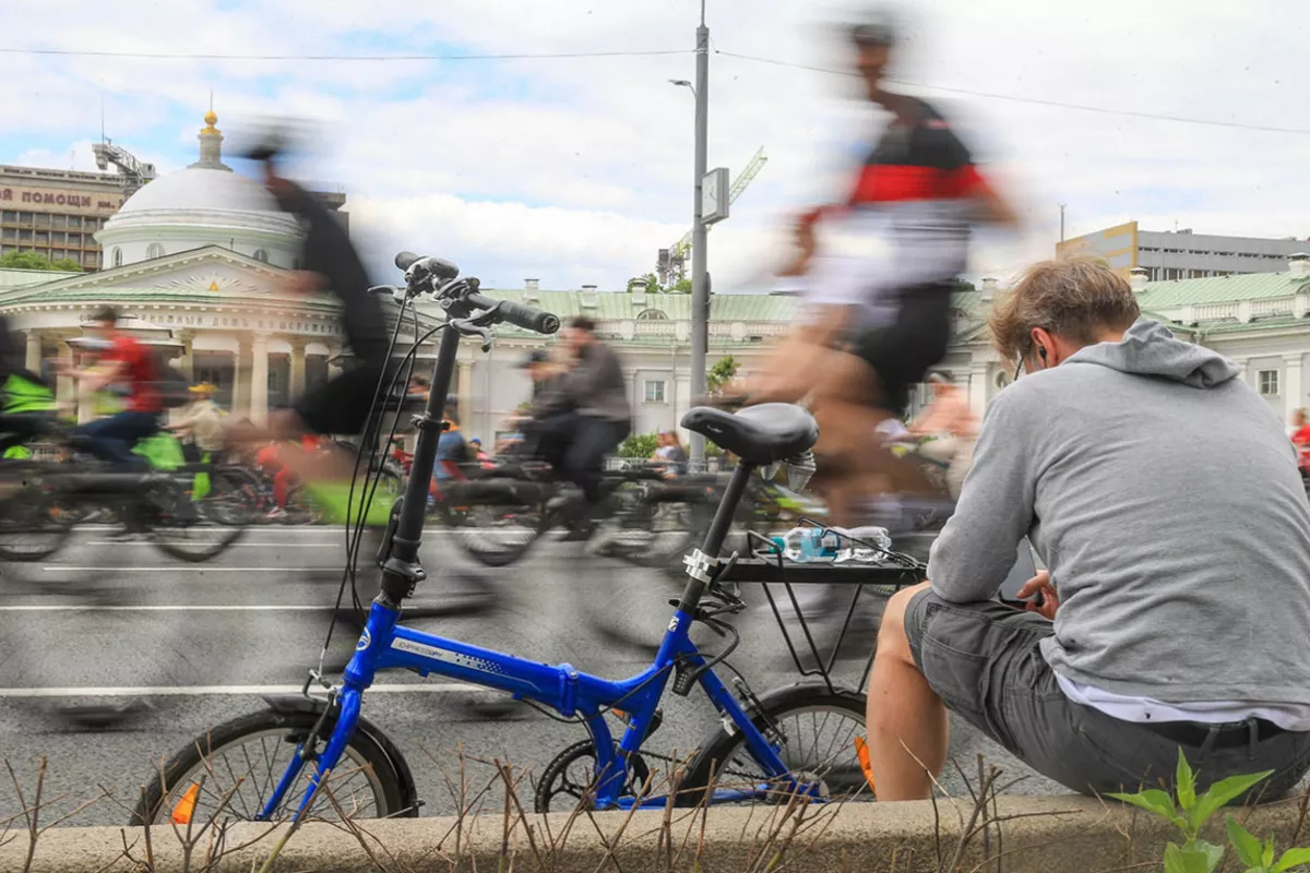 Russians Turn to Bicycles as Fuel Shortages Drive Demand