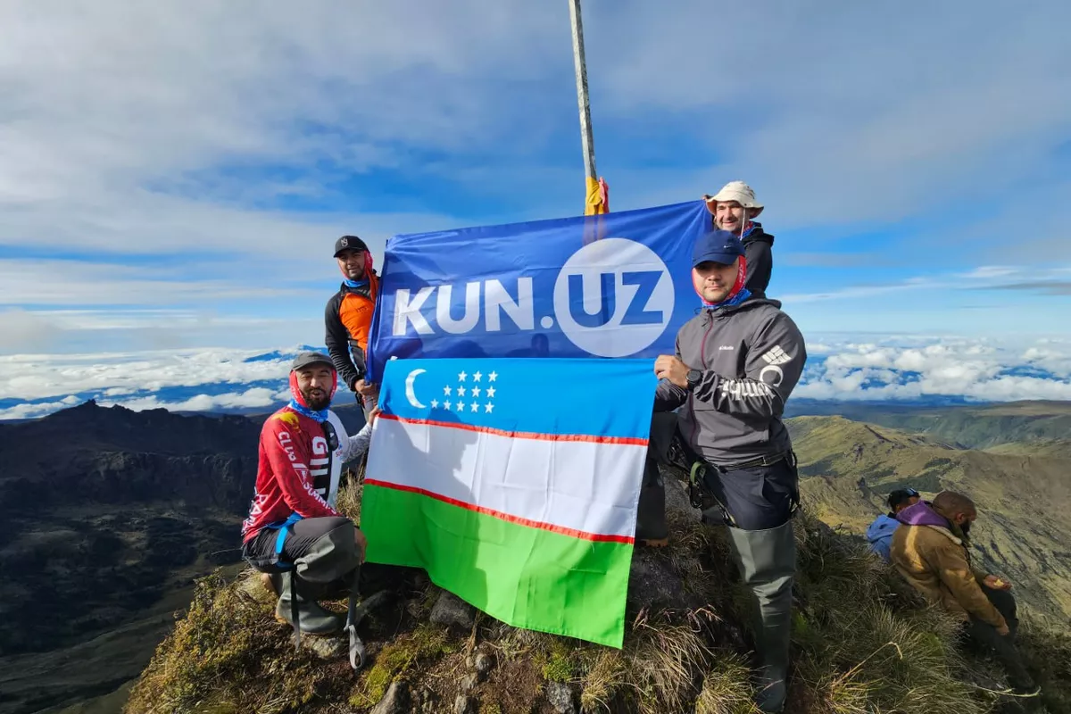 Uzbek Flag Flies High on Oceania’s Tallest Volcano For First Time