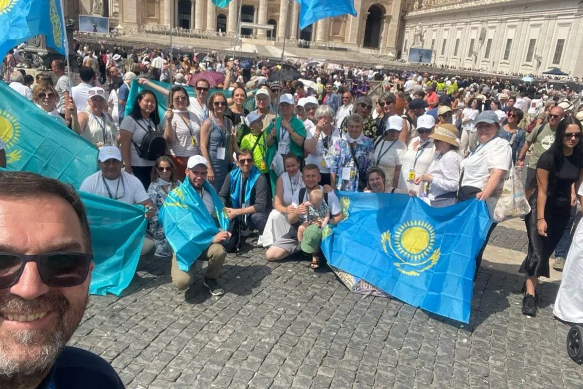 Pope Leo XIV Greets Kazakh Pilgrims at Angelus in St. Peter’s Square