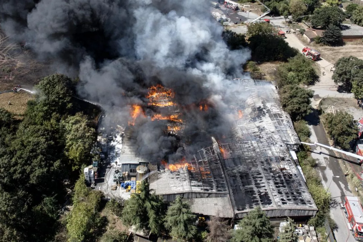Fire Breaks Out at Logistics Warehouse in Türkiye's Tuzla