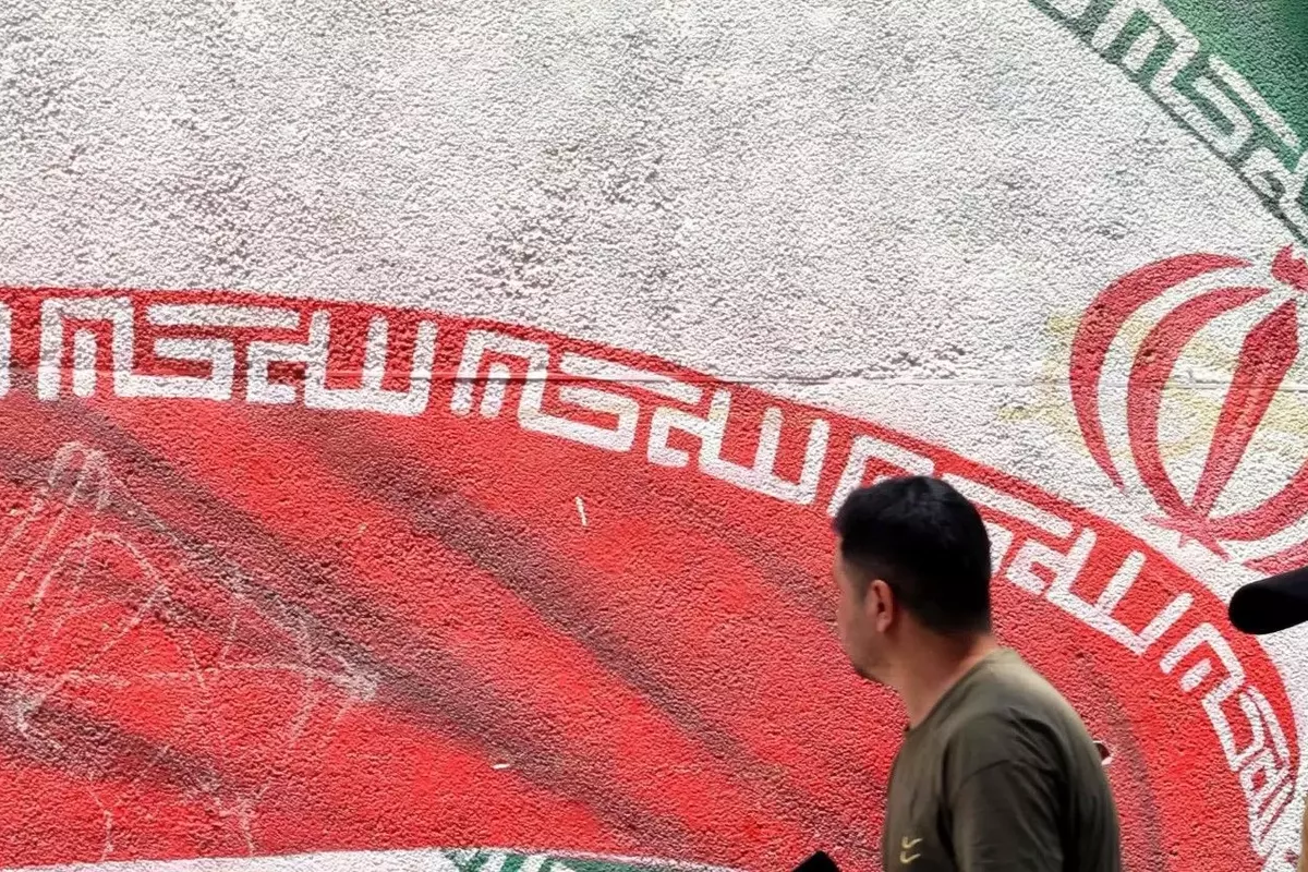 Trump Says Tehran Wants Talks, But Iran Warns 'Finger on Trigger'