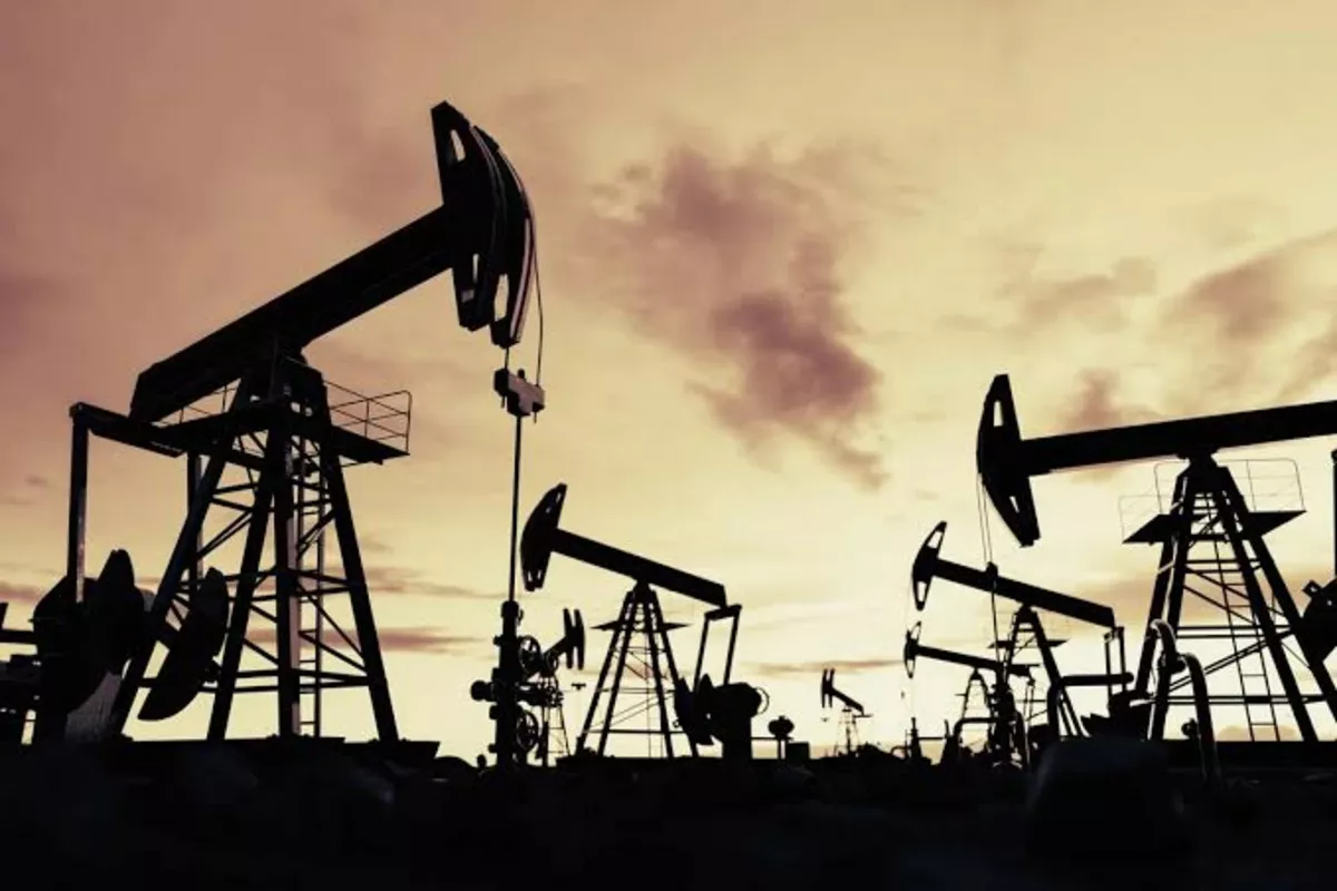 Oil Prices Set for Weekly Gains Amid Hormuz Security Risks