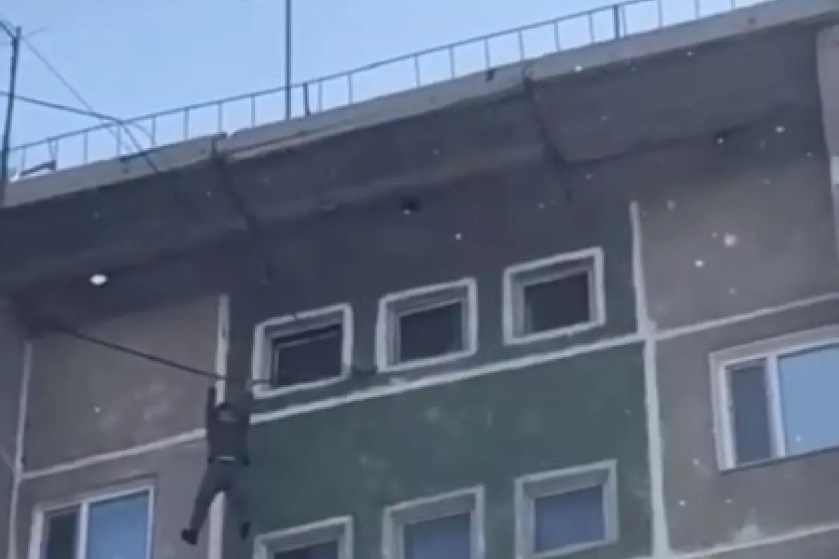 Kazakh Rescuers Save Air Conditioner Installer From High-Rise - VIDEO