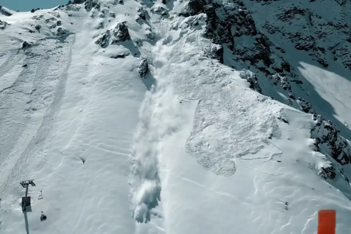 Seconds from Tragedy: Tourist Survives Avalanche in Kazakhstan