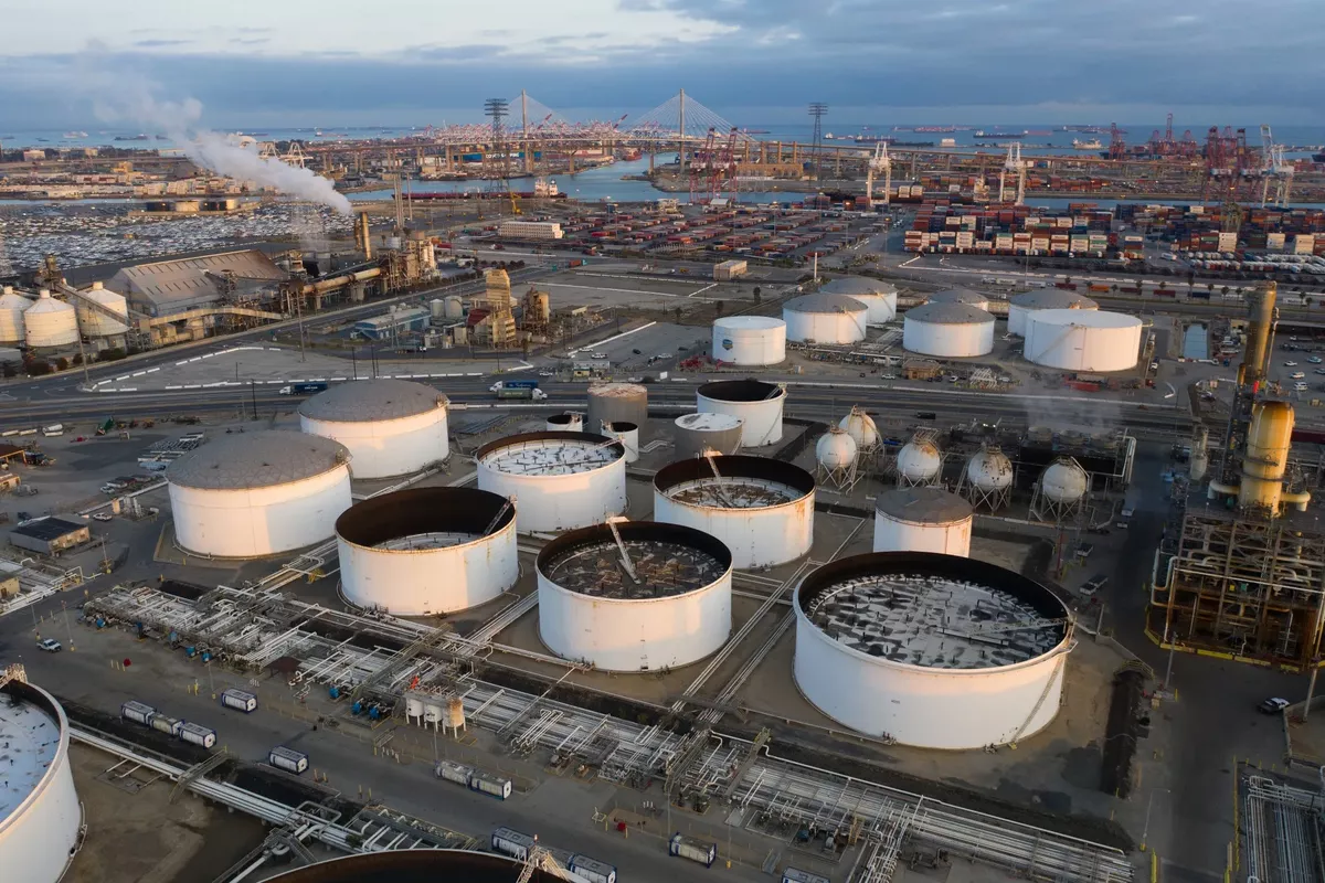 Oil Prices Dip as US-Iran Deal Talks Continue