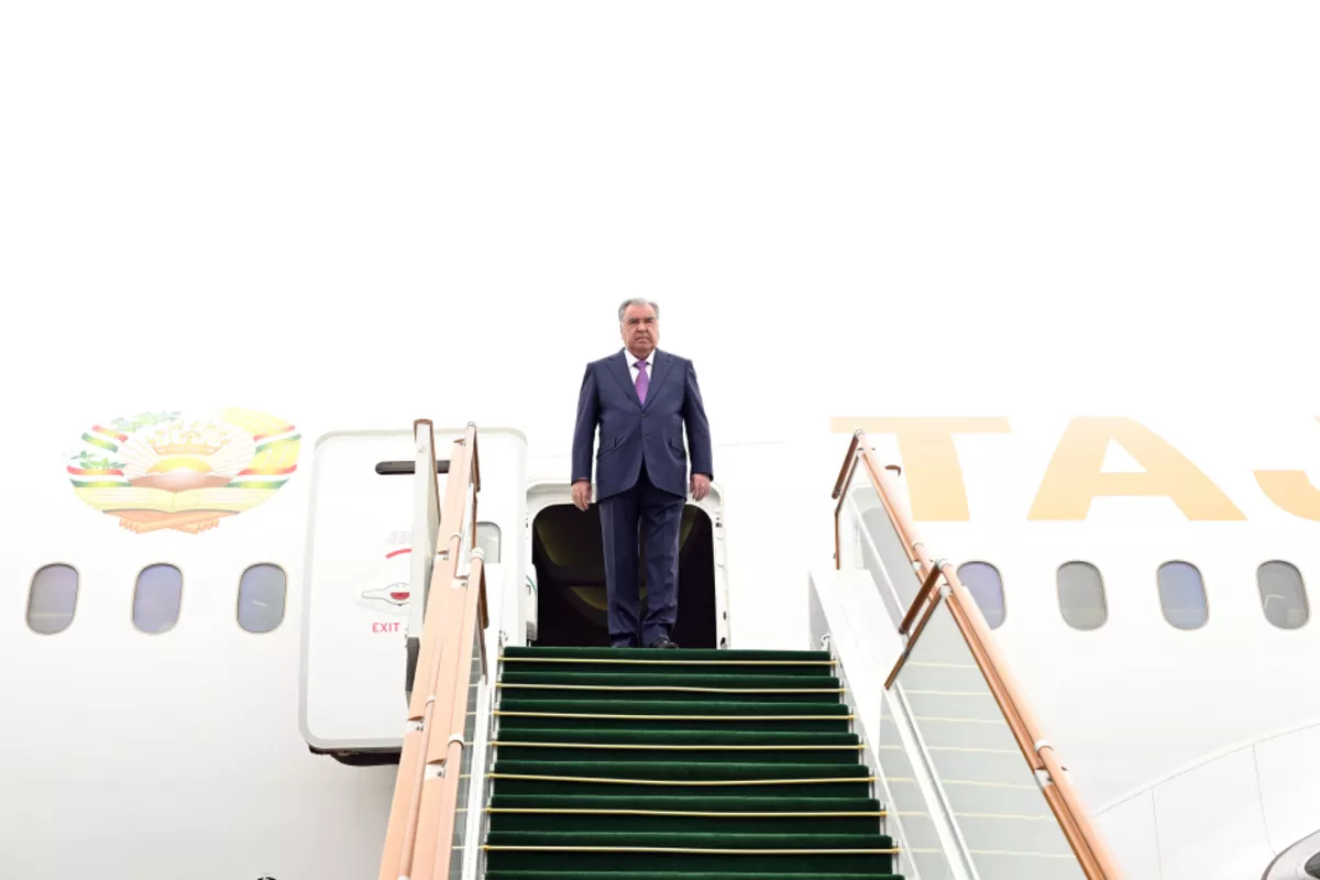 Tajikistan’s President Arrives in Azerbaijan