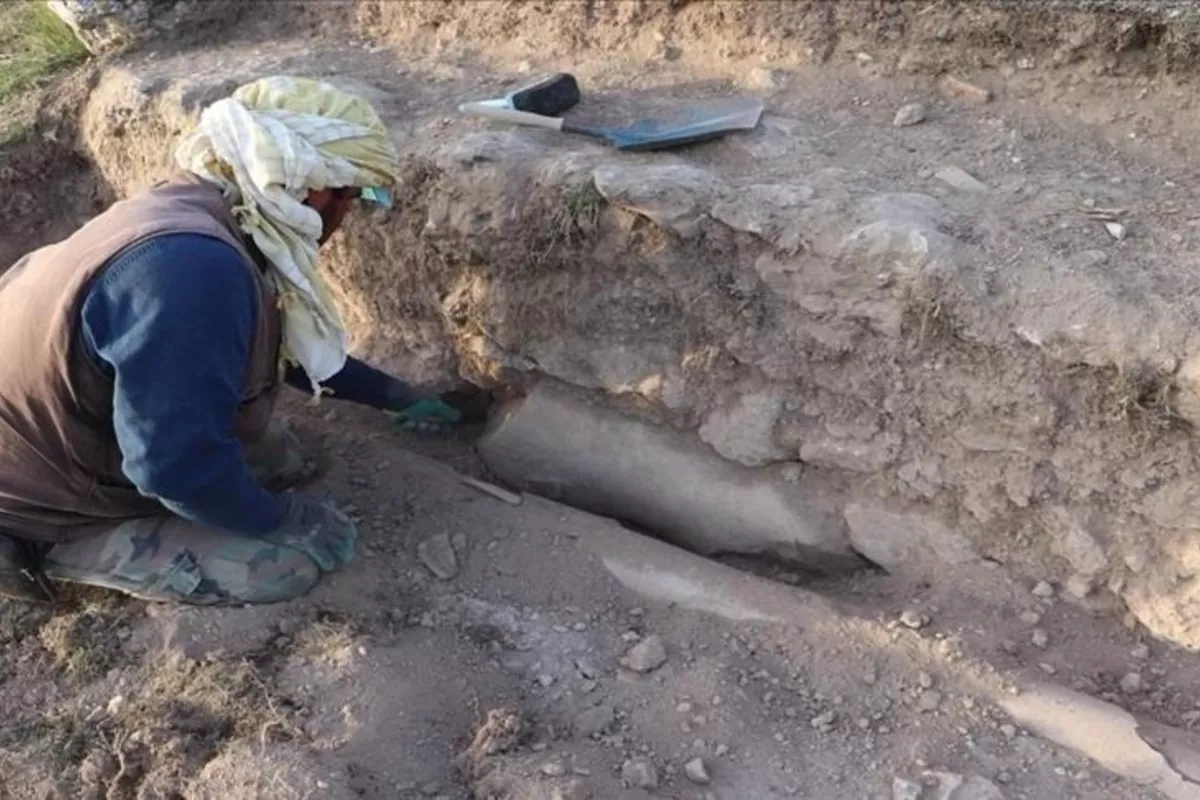1,800-Year-Old Statue Found in Western Türkiye
