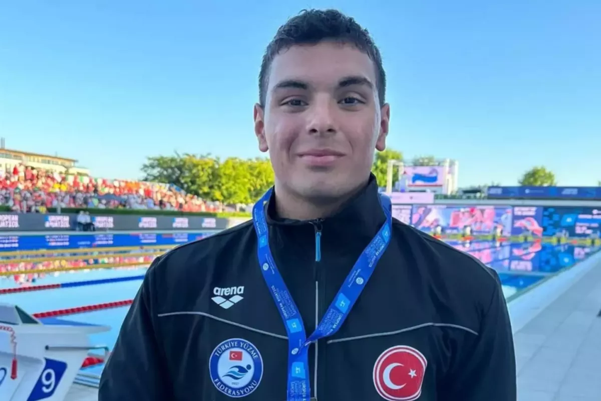 Azerbaijani Swimmer Wins Gold for Türkiye at World Junior Championships