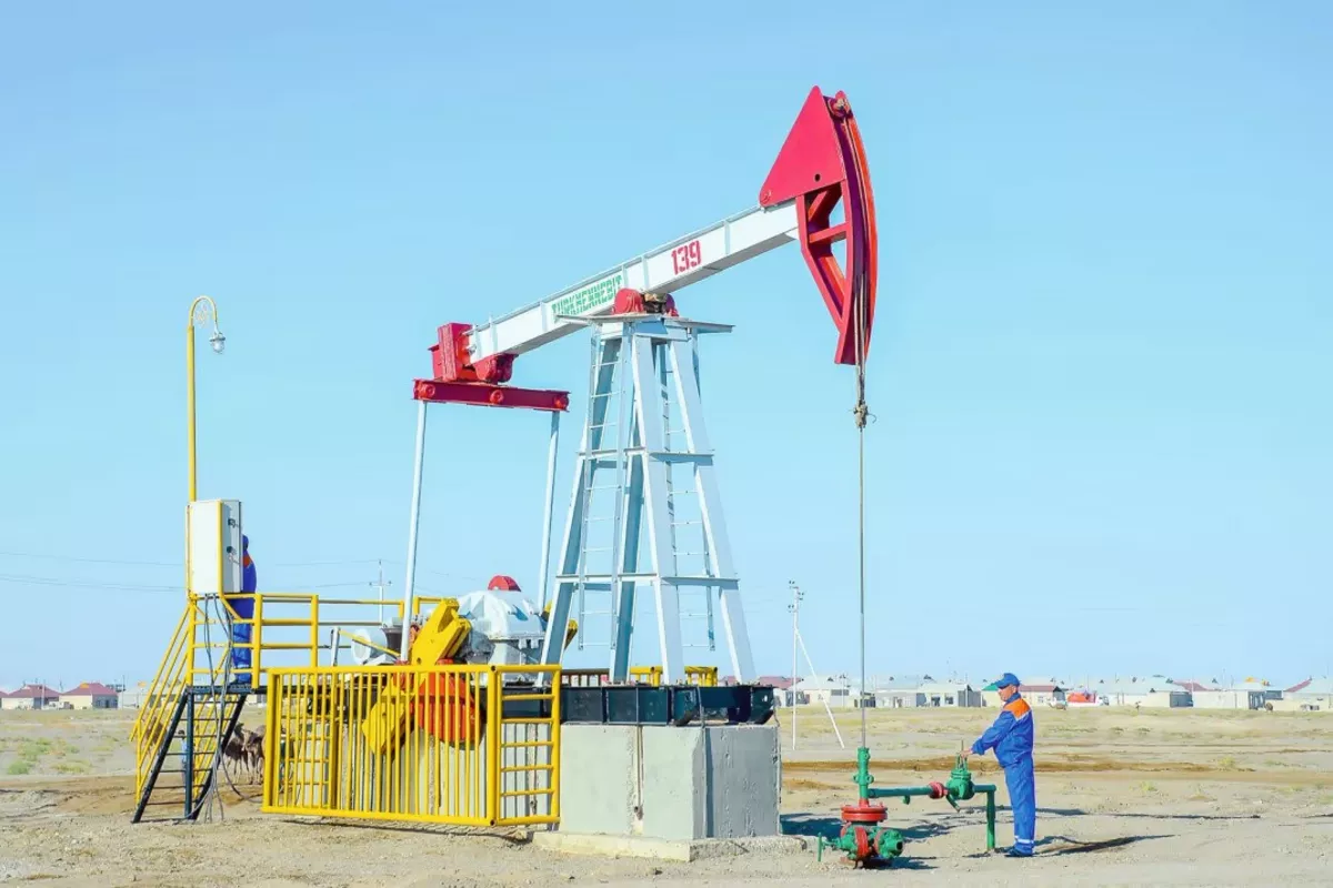 Turkmen Crews Conduct Repairs to Keep Oil Wells Operating