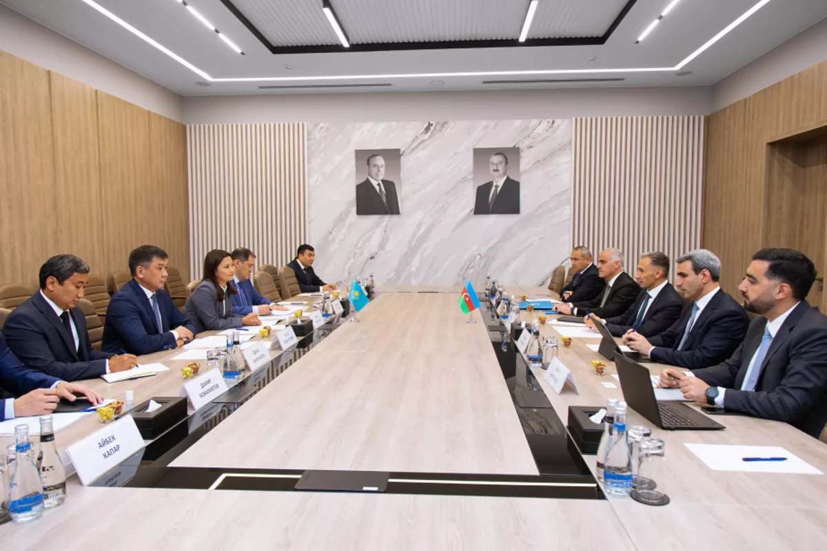 Azerbaijan and Kazakhstan Explore Cooperation in Cargo, Air Transport, and Shipbuilding