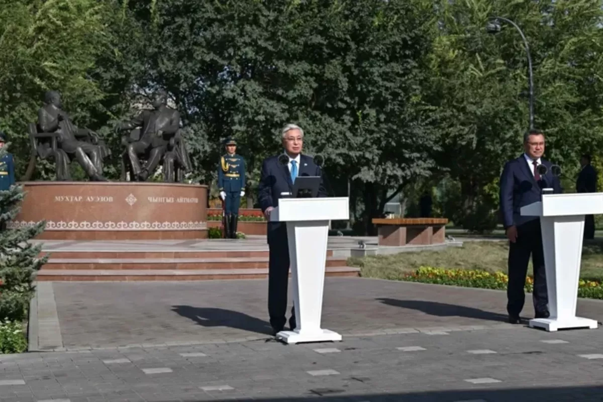 Kazakh, Kyrgyz Leaders Unveil ‘Golden Bridge of Friendship’ Monument in Bishkek