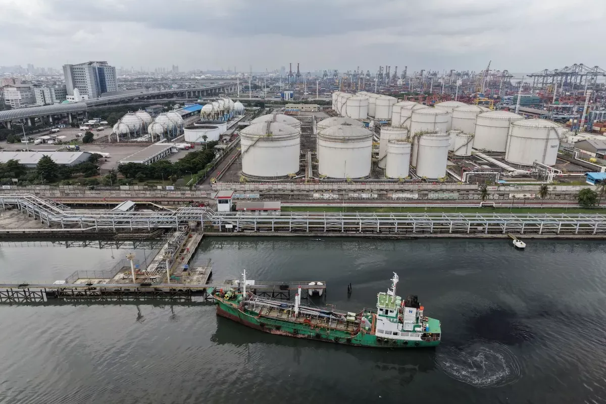 Iran War Is Draining World’s Oil Buffer at an Unprecedented Pace