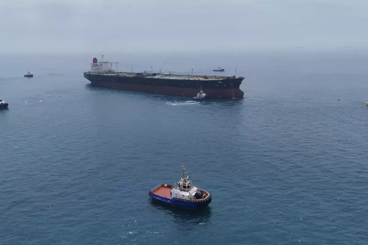 How many vessels transited the Strait of Hormuz in the past 24 hours?