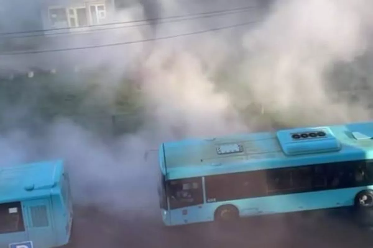 Hot Water Pipe Bursts in Russia's St. Petersburg, Injuring Woman and Child - VIDEO