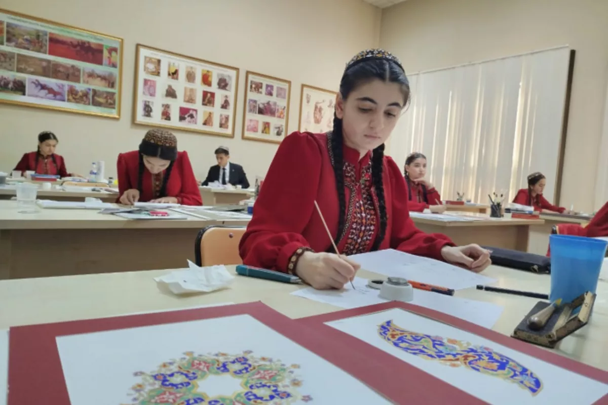 Iranian Artists Bring Miniature and Gilding Traditions to Turkmenistan