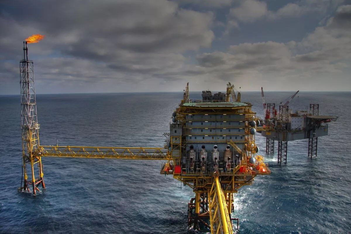 Iran's IOOC Signs Two Agreements for Offshore Drilling Rigs