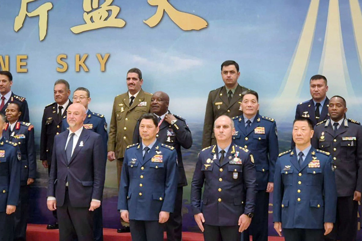 Azerbaijan Air Force Commander Attends Airshow China