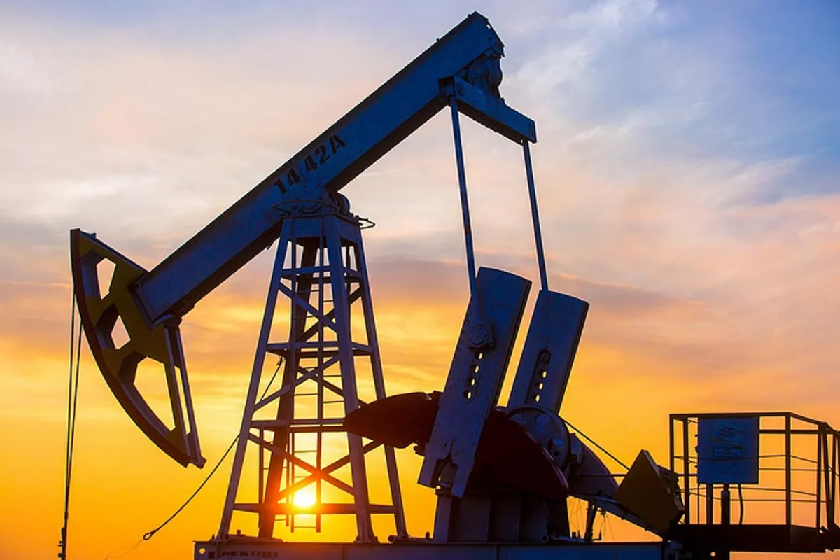 Oil and Gas Revenue Slump Deepens Russia’s Budget Deficit