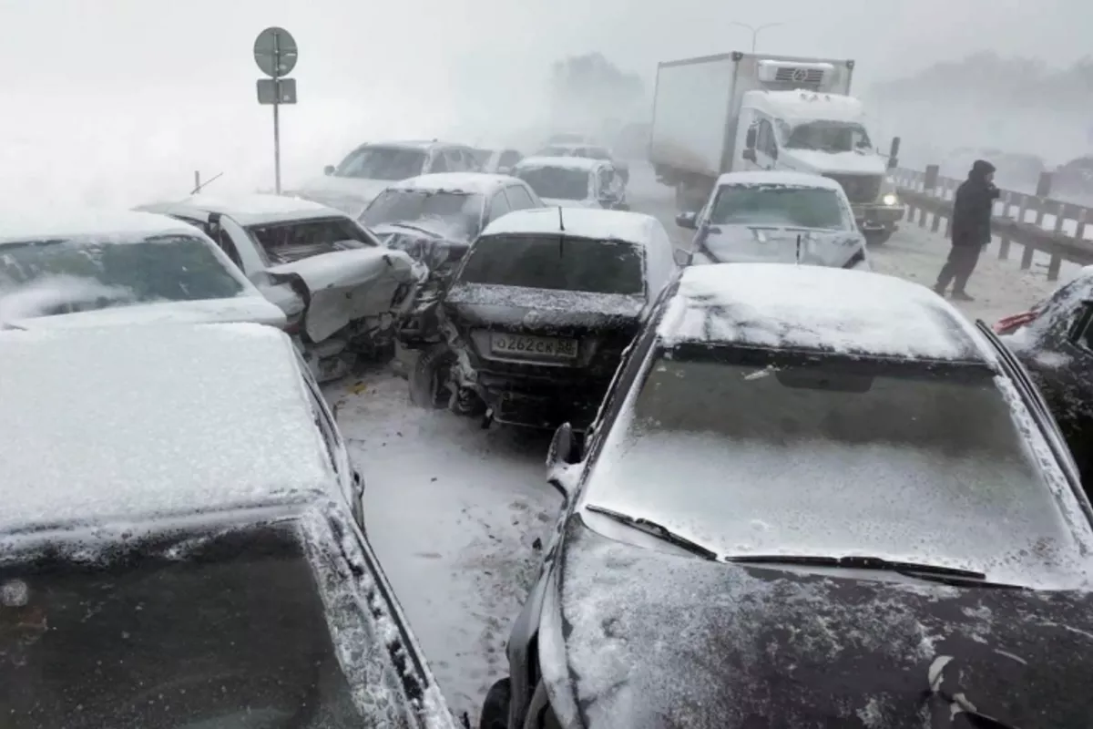 Mass Crash Involving 25 Vehicles Injures 6 in Russia's Penza