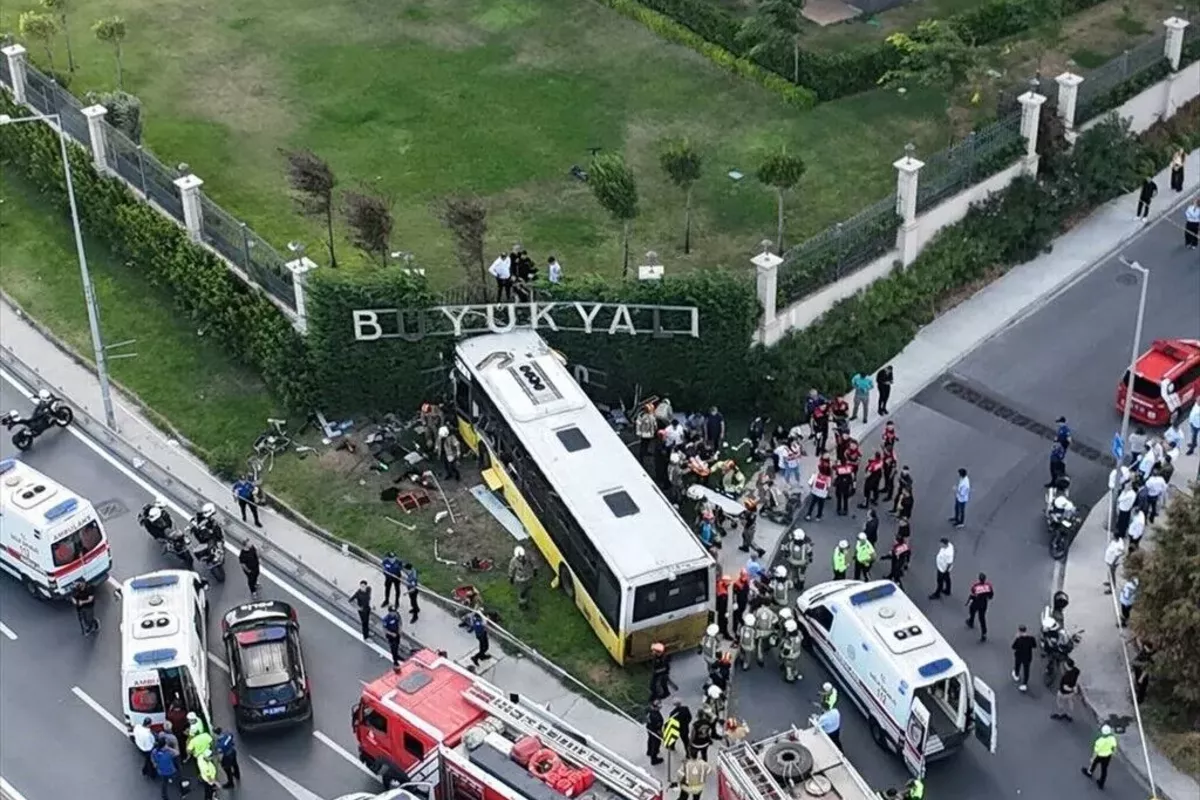 At Least 2 Killed, 16 Injured in Istanbul Bus Crash - VIDEO