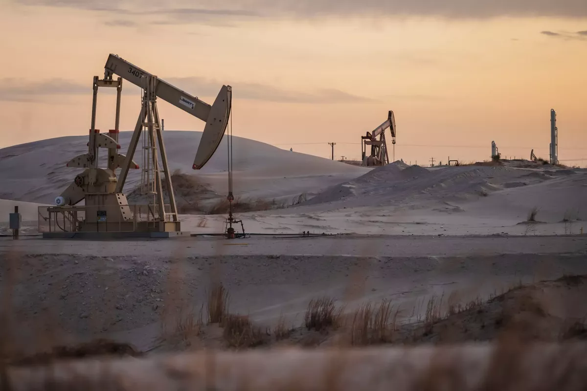 Oil Prices Hold Steady Amid Rising US Stockpiles, Tariff Concerns