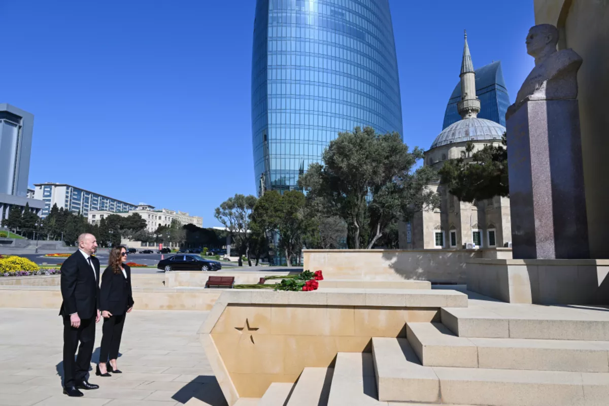 Azerbaijani President and First Lady Pay Tribute to Azerbaijanis Who Died for Victory Over Fascism
