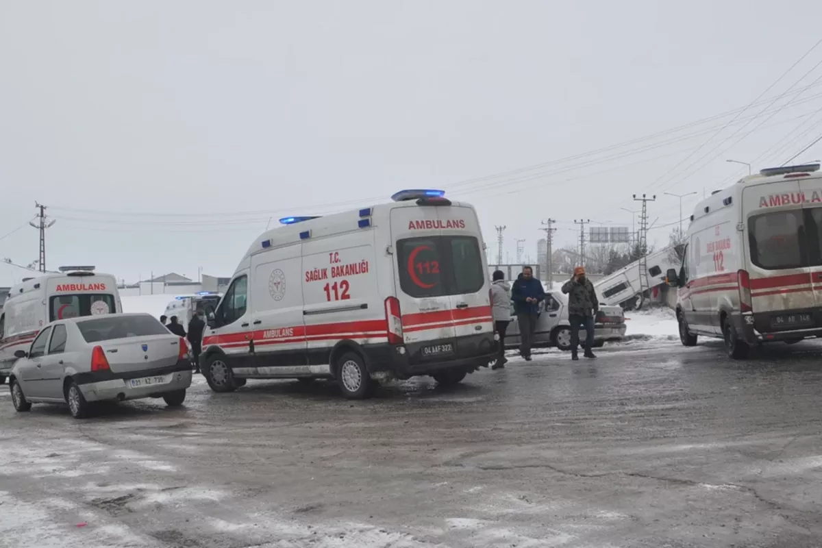 Bus Accident in Türkiye’s Ağrı Leaves 16 Injured