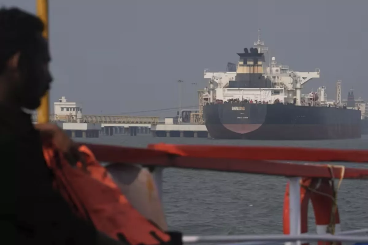 US Eases Russian Oil Sanctions as Iran Threatens Hormuz Closure