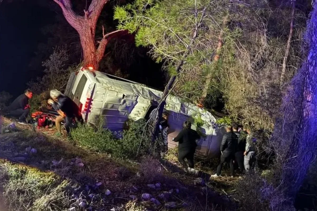 Minibus Carrying Mountain Climbers Overturns in Türkiye, 15 Hurt - VIDEO