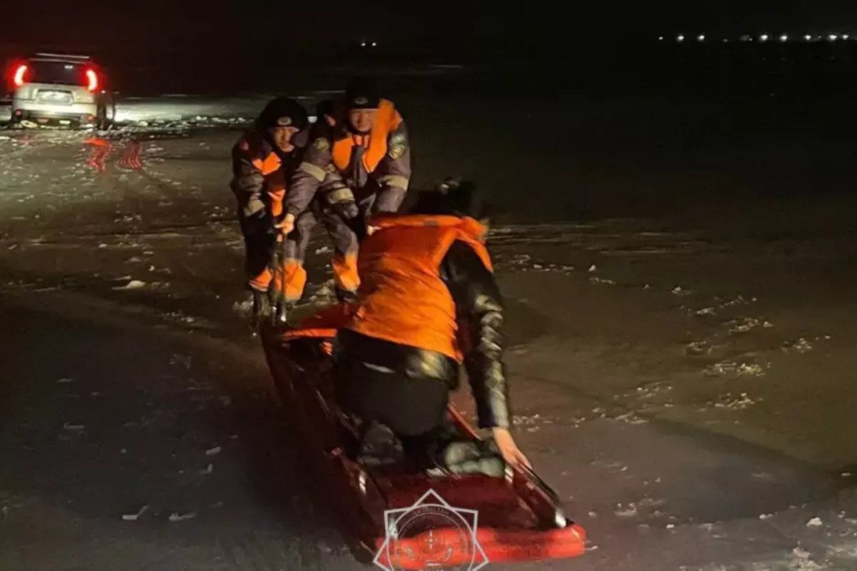 Ice Breaks Under Car at Kazakhstan's Reservoir, Women Safe