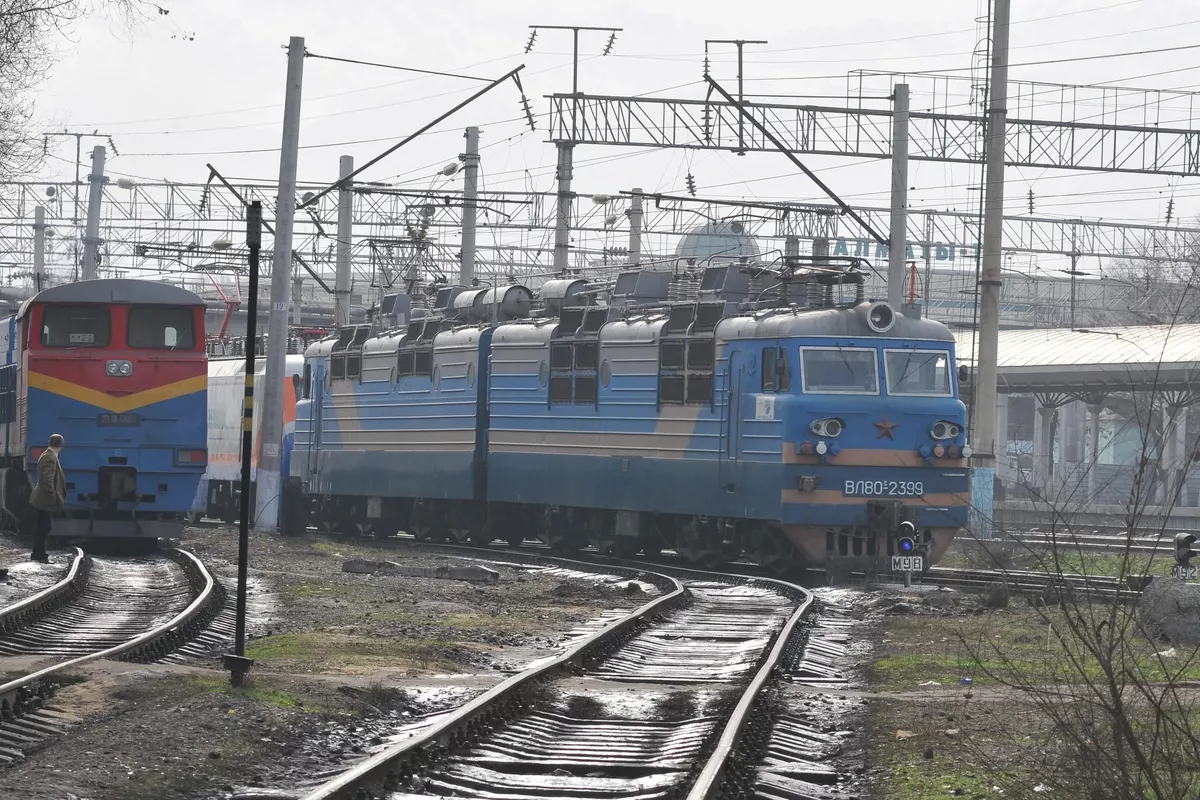 Kazakh Police Hunt Train-Surfing Teens - VIDEO