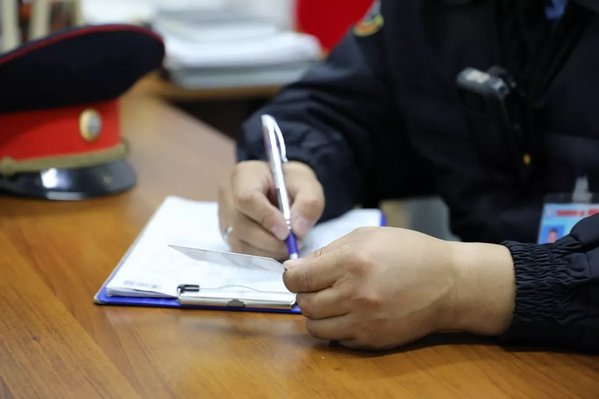 Kyrgyz Interior Minister Pays Price for Public Smoking - VIDEO