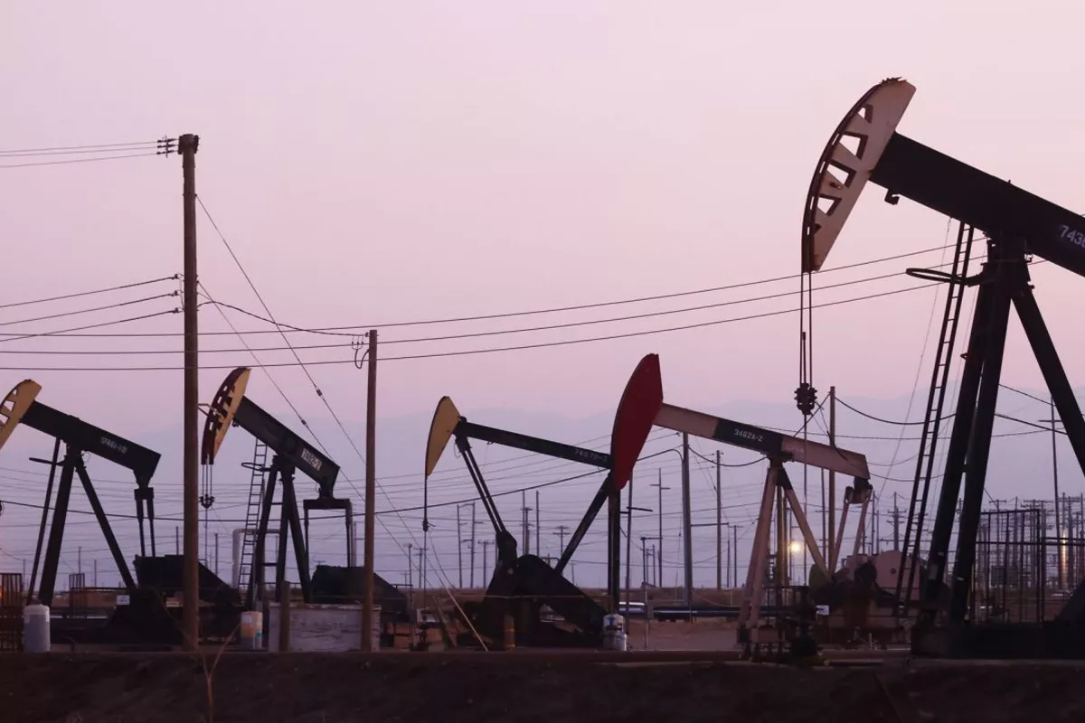 Oil Climbs to Six-Month Peak Ahead of US-Iran Talks