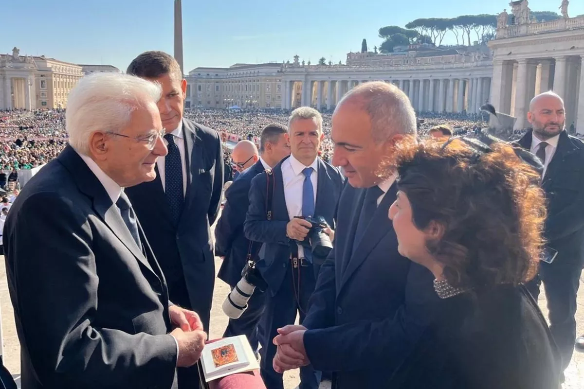 Armenian PM and Italian President Hold Brief Meeting in Vatican City