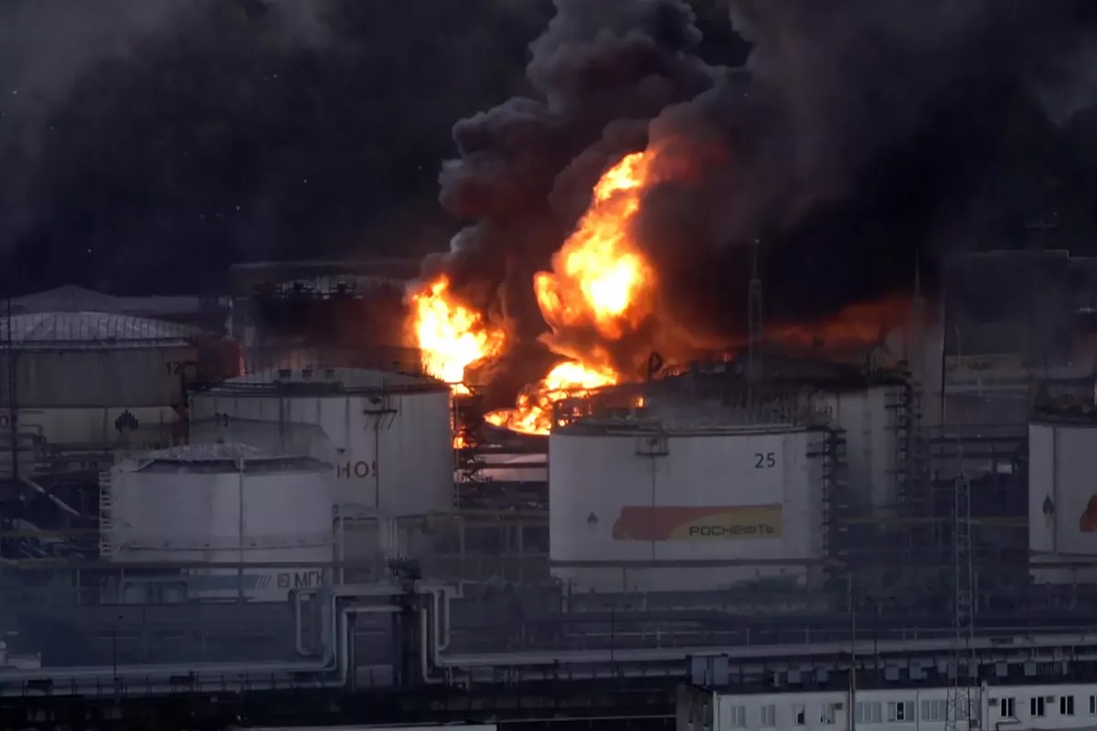 State of Emergency Declared in Russia’s Tuapse After Oil Refinery Fire - VIDEO
