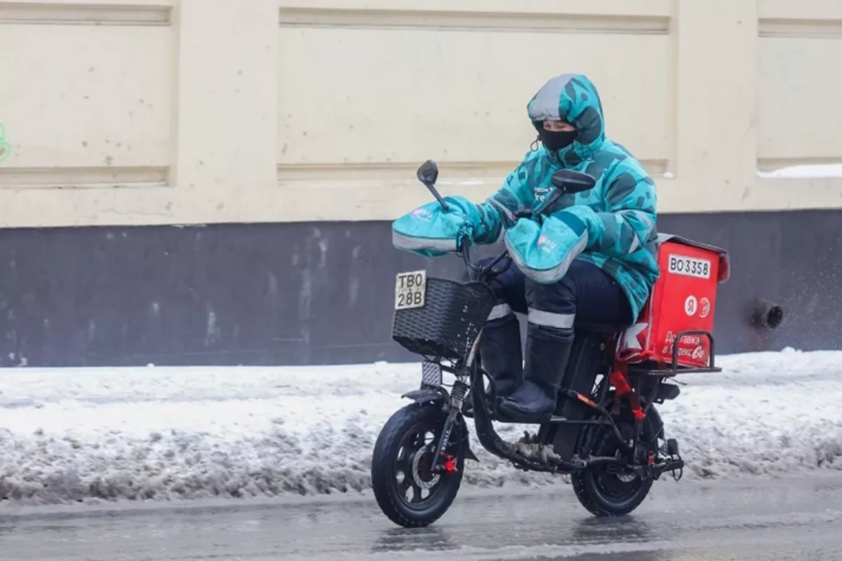 Russia Restricts Courier, Retail Jobs for Azerbaijani Migrants