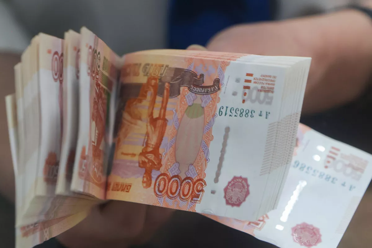 Russians Withdraw Bank Deposits for First Time Since 2022