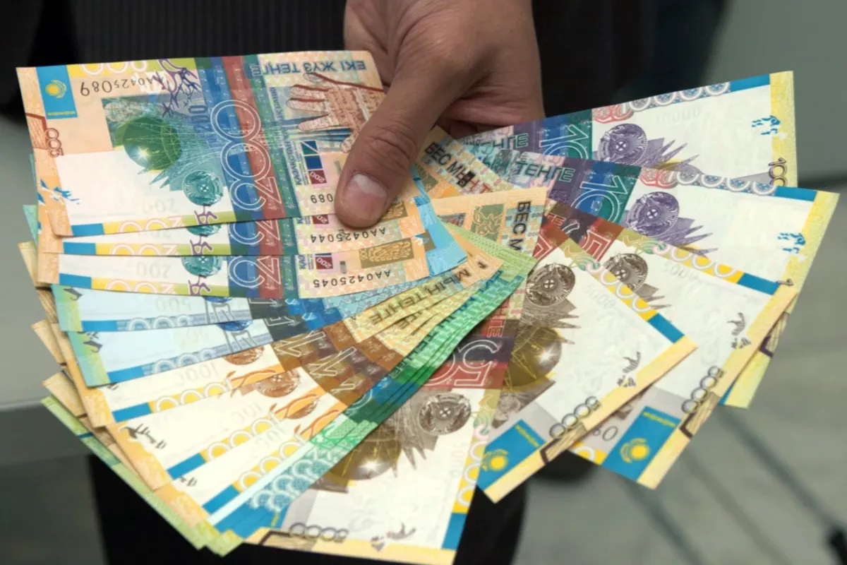 What factors are pointing to a weaker tenge in 2026?