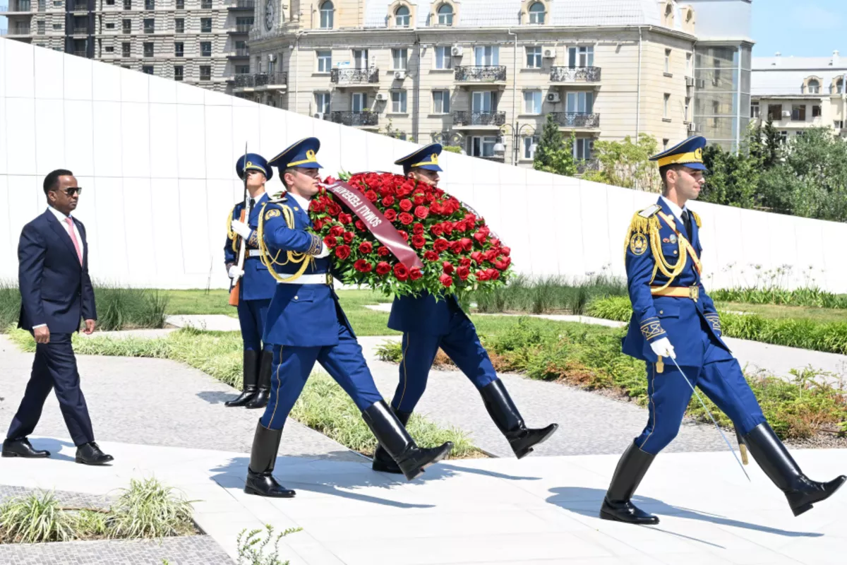 Somalia’s Foreign Minister Visits Victory Park in Baku
